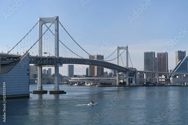 Fototapeta ２０２０年東京オリンピックの年の東京の風景　澄んだ青空と１月の東京湾を疾走するボート