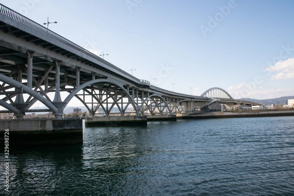 Obraz 広島県の川沿いの風景 橋の下