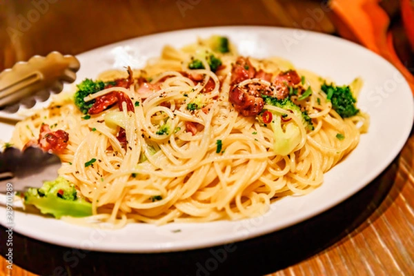 Fototapeta 鶏肉とブロッコリーの入った美味しそうなパスタ