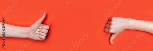 Fototapeta Ręka pokazuje kciuk w górę i kciuk w dół na czerwonym tle, format transparentu, miejsce na kopię
