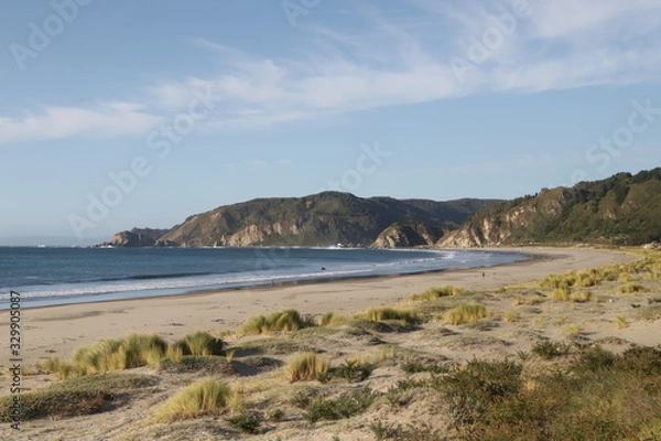Fototapeta playa con cerros de fondo