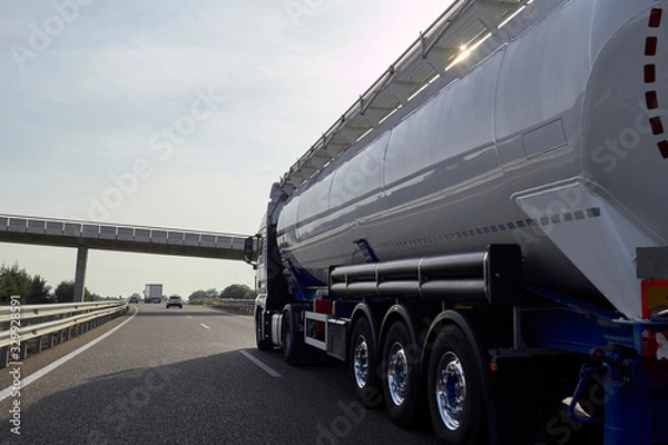 Fototapeta Camión cisterna silo circulando por la carretera de una autopista trasportando productos a granel.