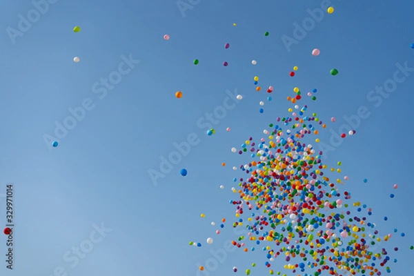 Obraz 写真素材：空に飛ばされた大量の風船