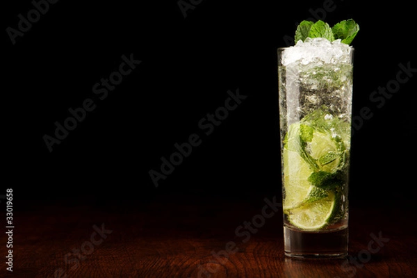 Obraz Koktajl Mojito na drewnianym stole