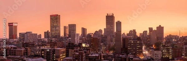 Obraz Piękne i dramatyczne zdjęcie panoramiczne panoramy miasta Johannesburg wykonane w złoty wieczór po zachodzie słońca.