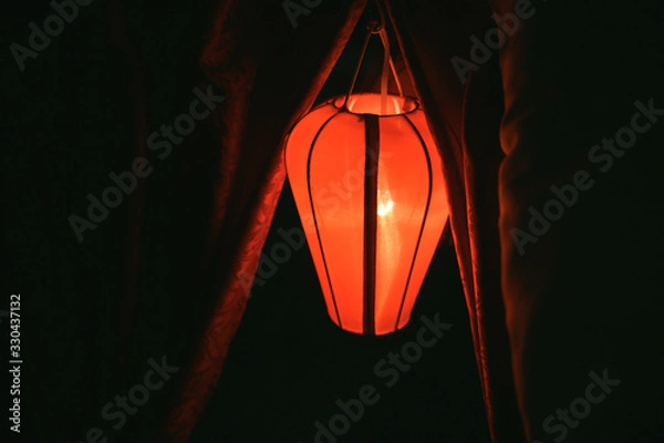 Fototapeta 무드있는 창가 빨강색 램프 인테리어