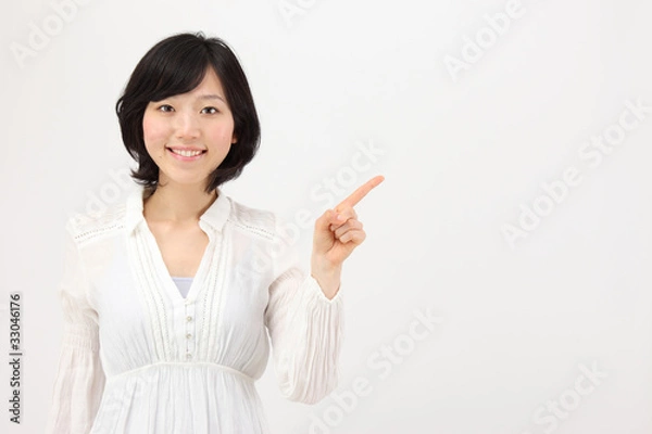 Fototapeta 指さす若い女性