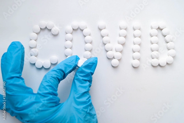 Obraz лекарства доктор раскладывает таблетки на белом фоне