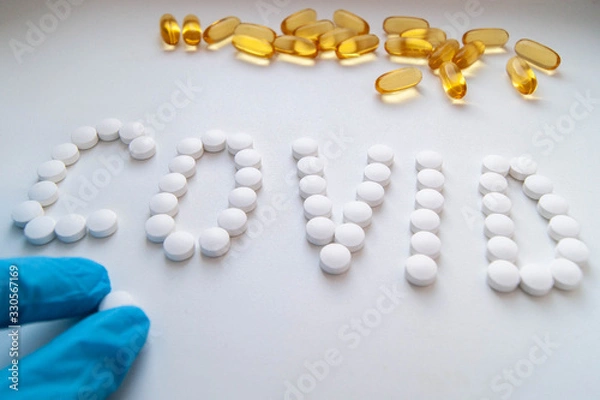 Obraz лекарства доктор раскладывает таблетки на белом фоне