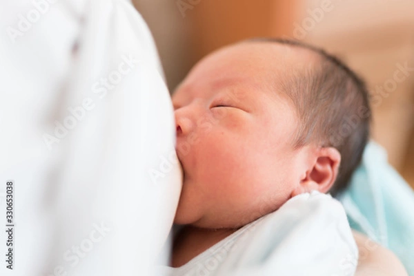 Obraz 母乳を飲む赤ちゃん