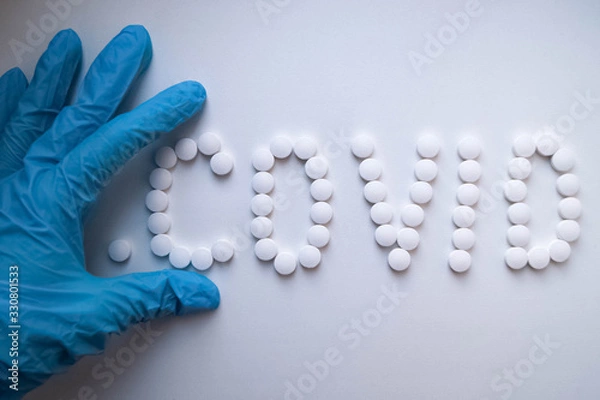 Obraz врач лекарства, доктор в синей перчатке раскладывает белые таблетки