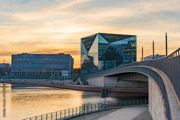 Fototapeta piękny panoramiczny widok o zachodzie słońca, Berlin Spreebogen na moście Hugo-Preuss z widokiem na Cube Berlin i budynek John F. Kennedy House na głównym dworcu kolejowym i rzekę Szprewę