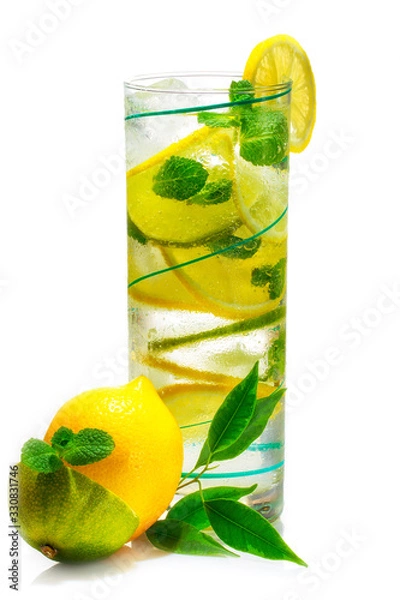Fototapeta Refreshing lemon water. A glass with fresh slices of lemon and lime with mint leaves in cold water with ice and air bubbles. Clean eating, weight loss, healthy lifestyle concept. Close-up.