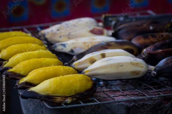 Obraz Ping bananas on the hot stove, fragrant, delicious to eat Health food