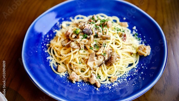 Obraz ダイエットにいいかも。食欲が減る青いお皿に載った和風パスタ