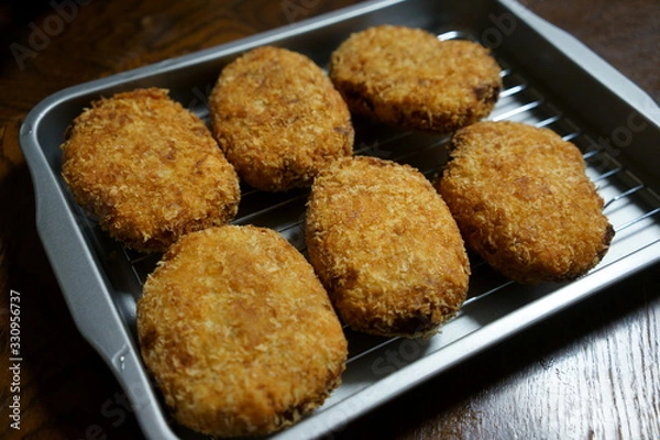 Fototapeta 家庭料理の揚げたてコロッケ