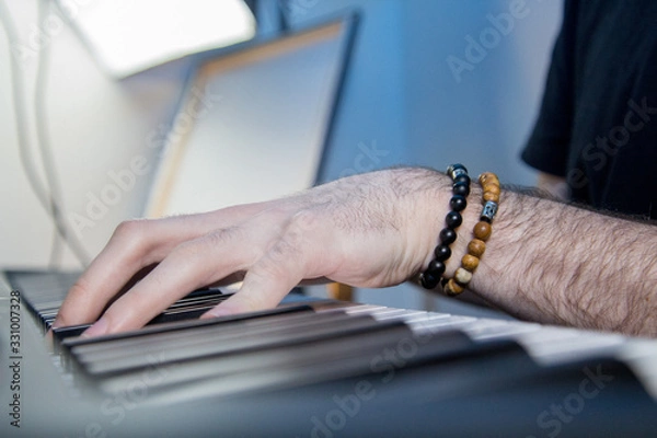 Obraz Main sur un piano