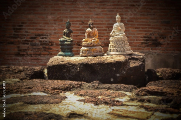Obraz three small buddha statues in ayutthaya thailand
