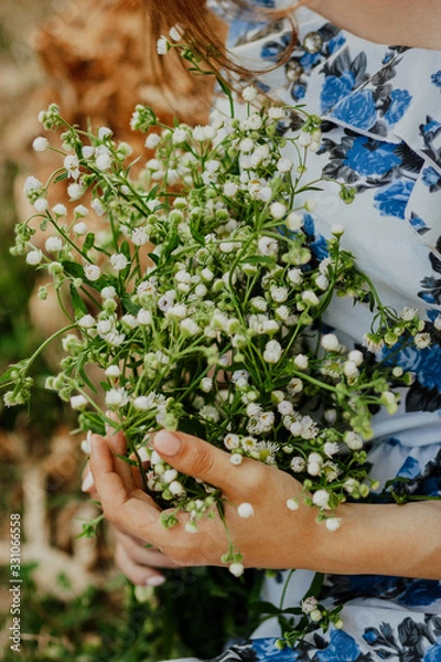 Obraz hand holding flowers