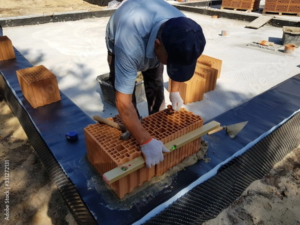 Obraz dom w budowie pierwsza cegła