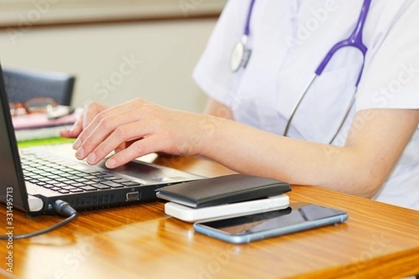 Obraz 女性　医療　看護師　ドクター　事務