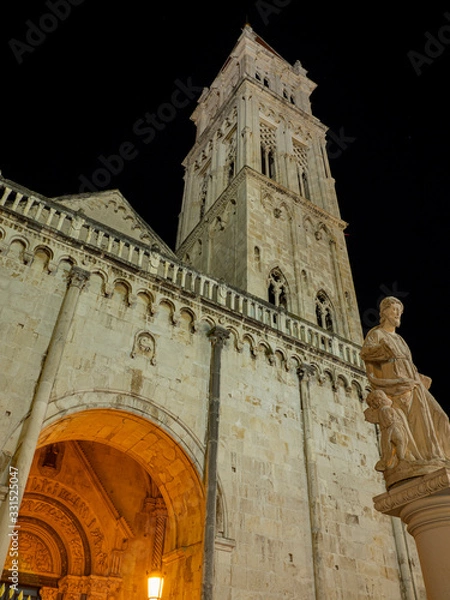 Fototapeta Detalles de la entrada de la Catedral de Trogir en Croacia, Europa, verano de 2019