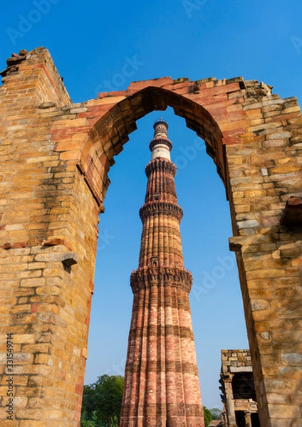 Fototapeta India, Delhi, New Delhi - 9 January 2020 - The Qutb minar stands in an arch