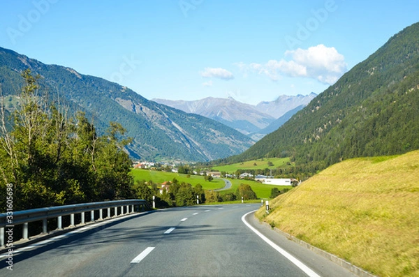 Fototapeta スイス　エンガディン地方ミュスタイア谷の道（スイス　グラウビュンデン州）