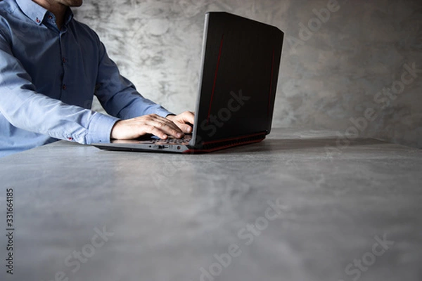 Fototapeta Praca przy komputerze, widoczne dłonie i laptop 