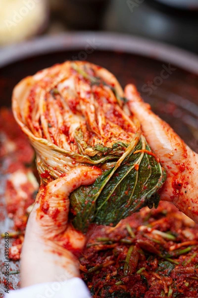 Obraz 한국 전통음식인 김치를 만드는 장면