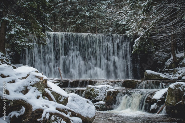 Obraz Wodospad w górach 
