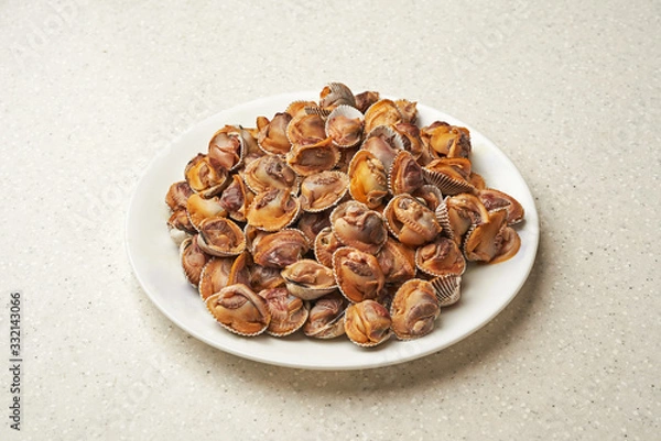 Obraz 흰색 접시 위에 꼬막요리