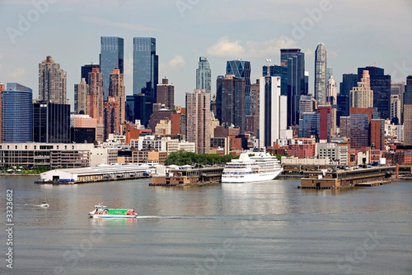 Obraz Cruise ship visiting Manhattan port.