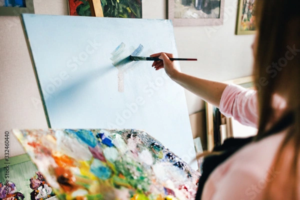 Obraz girl artist with a blank canvas draws