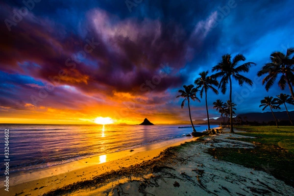 Fototapeta Piękny wschód słońca w chińskim kapeluszu na wyspie Oahu