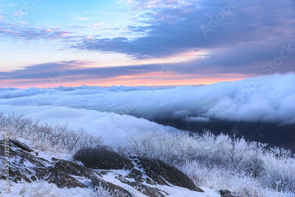 Obraz 눈으로 덮힌 덕유산의 겨울풍경