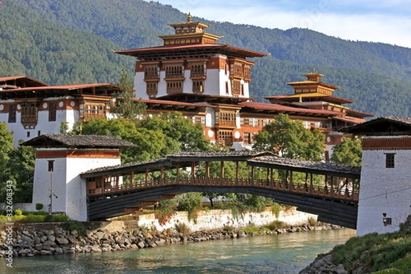 Fototapeta Punakha Dzong w Punakha Bhutanie. Jest to drugi najstarszy i drugi co do wielkości dzong w Bhutanie i jedna z jego najbardziej majestatycznych budowli.
