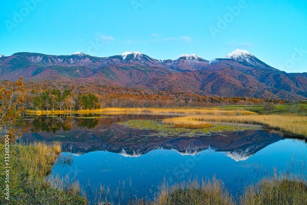 Fototapeta 秋の知床の湖