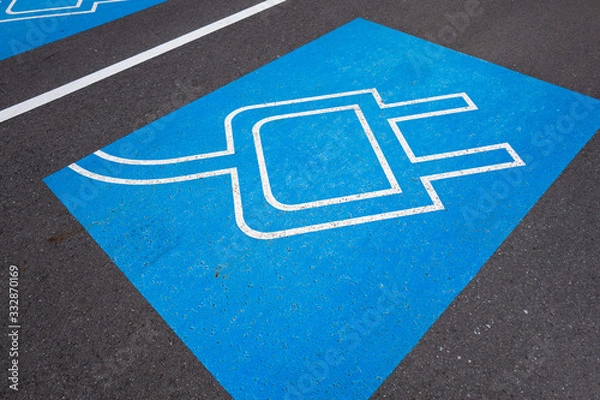 Obraz 電気自動車の充電スタンドがある駐車スペース