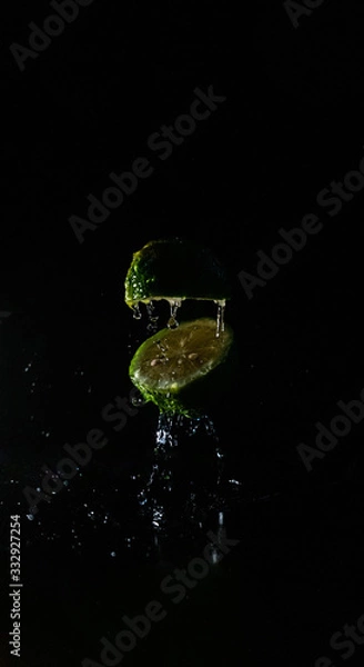 Fototapeta Lime cut with splash