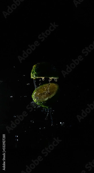 Fototapeta Lime cut with splash