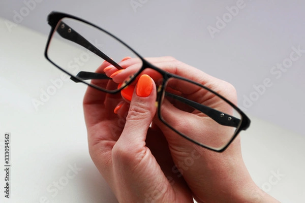 Obraz The female hand that holds the glasses