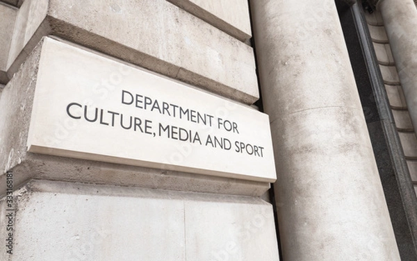 Fototapeta Departament Kultury, Mediów i Sportu. Tablica przy wejściu do budynku rządu Wielkiej Brytanii dla DCMS na londyńskim Whitehall w Anglii.