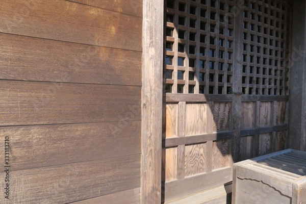 Fototapeta 社拝殿の格子戸と板壁