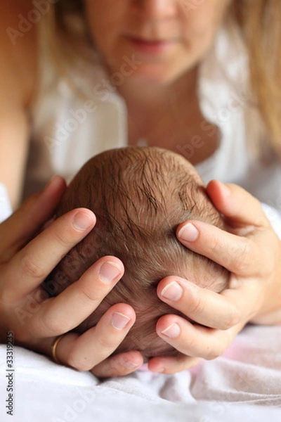 Fototapeta Mutter hält Neugeborenes
