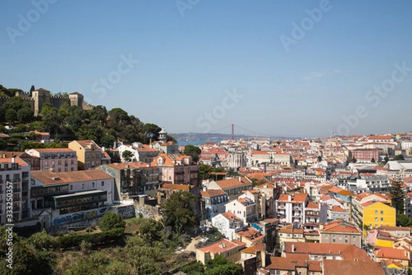 Fototapeta Lissabon, Portugal: Blick zur Festung Castelo de São Jorge über die Altstadt Viertel Alfama und Baixa hinüber zum Bairro Alto und der Brücke Ponte 25 de Abril  