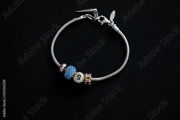 Obraz bransoletka, biżuteria damska na czarnym tle, kobiecość  