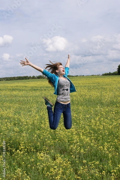 Obraz Прыжок юной девушки в поле
