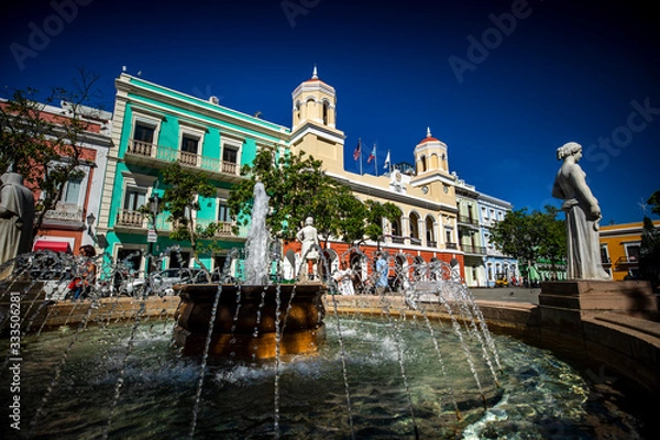 Fototapeta Fountains in front of the Plaza de Armas in Viejo San Juan, Puerto Rico.
