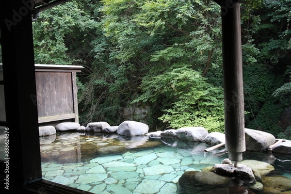 Obraz 群馬県四万温泉にある旅館の川沿いにあるゆったりとした露天風呂